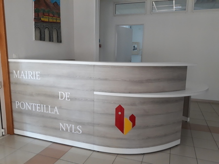 L'ESAT l'Envol cre et fabrique la banque d'accueil de la Mairie de Ponteilla-Nyls